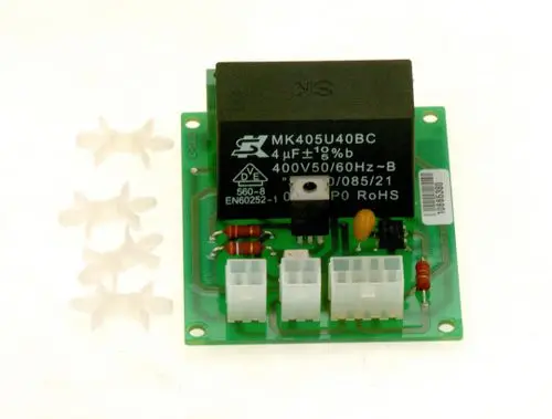 Leiterplatte mit verschiedenen elektronischen Bauteilen, darunter ein Relais und Kondensatoren, auf grünem Träger. Zu sehen sind Anschlussstecker und Widerstände. Marke Bosch ist vorhanden.